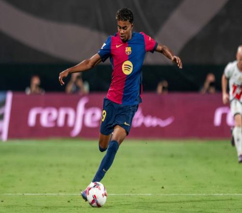 北京国安足协杯夺冠，法比奥荣膺金靴，球员拼尽全力，彰显拼搏精神。