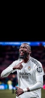 球员倒地救球拼劲十足